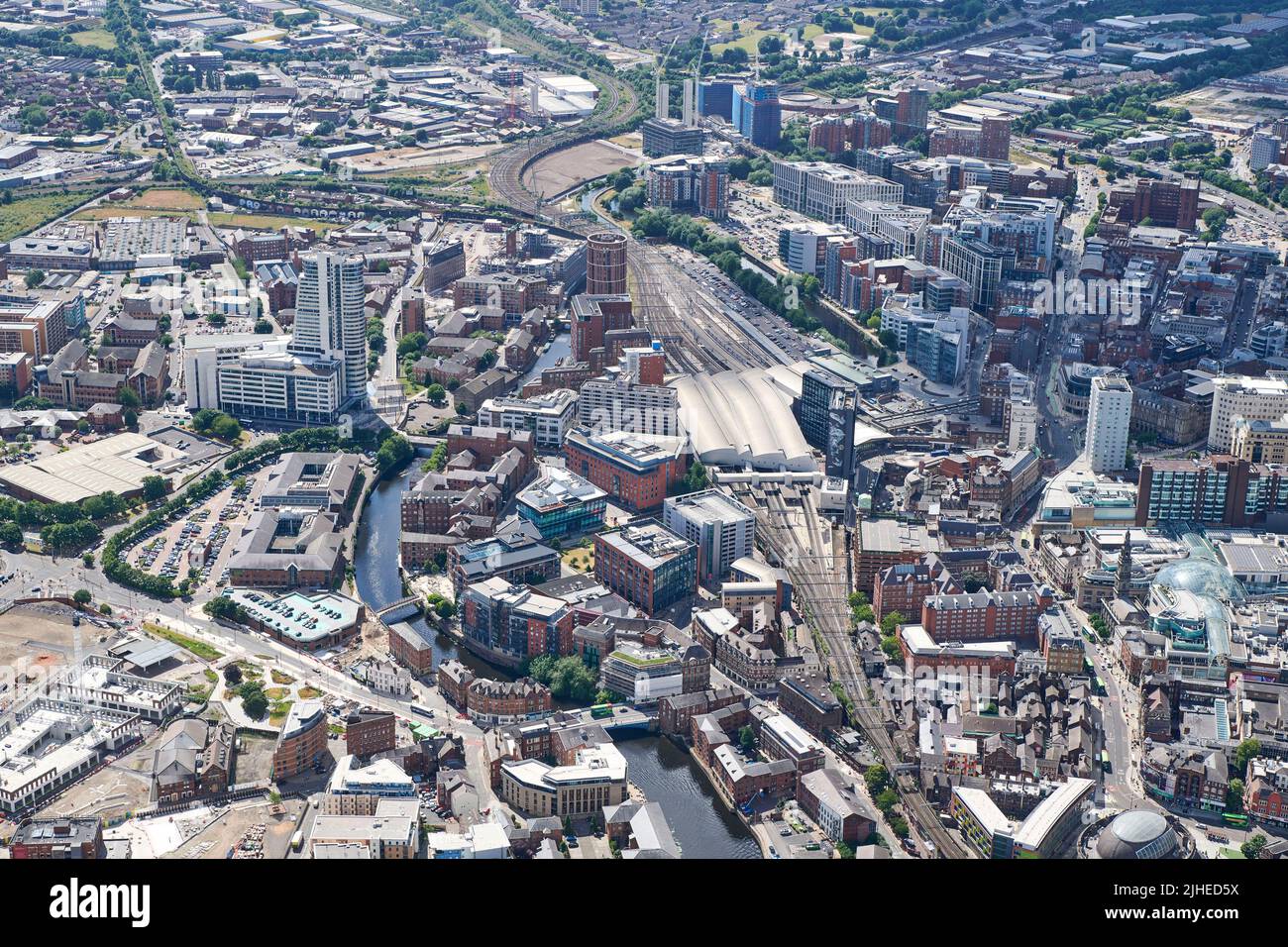 Ein Luftbild von Leeds City Center, West Yorkshire, Nordengland, Großbritannien, zeigt den Fluss Aire und das Flussufer Stockfoto