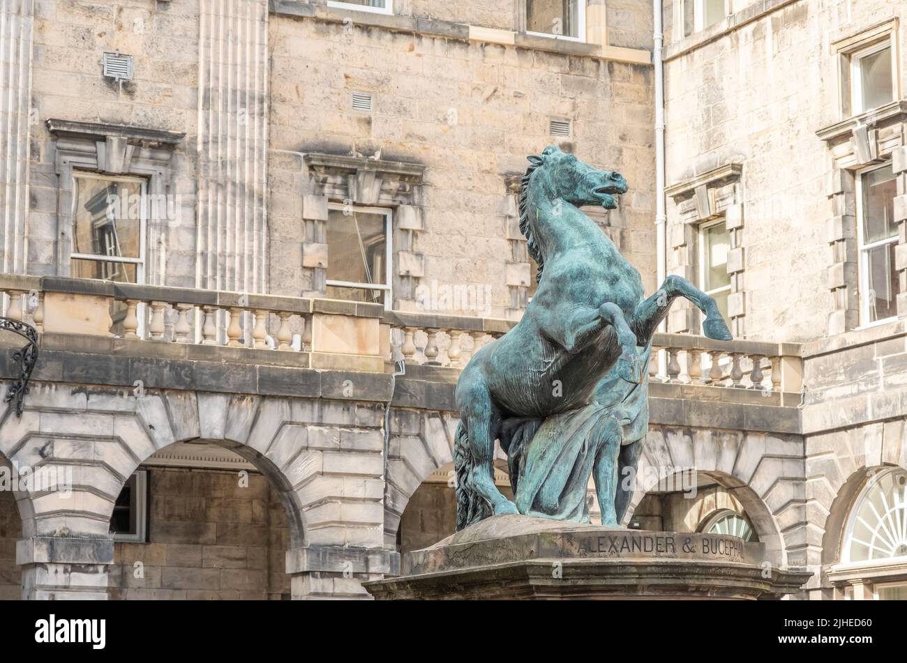 Edinburgh, Schottland, Großbritannien – 20 2022. Juni. Statue von Alexander und Bucephalus auf der Royal Mile in Edinburgh Stockfoto