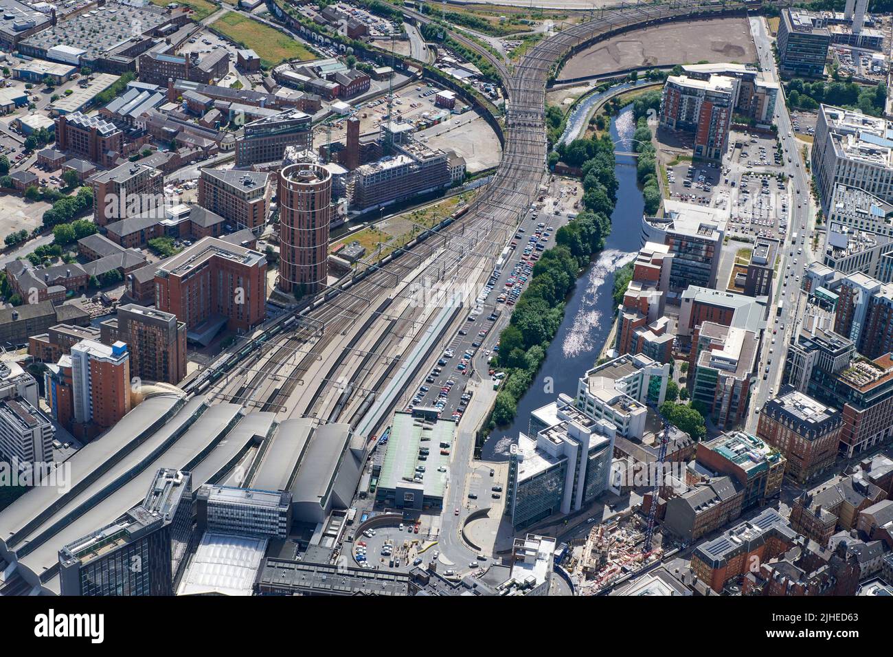 Eine Luftaufnahme von Leeds City Centre, West Yorkshire, Nordengland, Großbritannien, zeigt den Bahnhof und das Whitehall-Entwicklungsgebiet Stockfoto