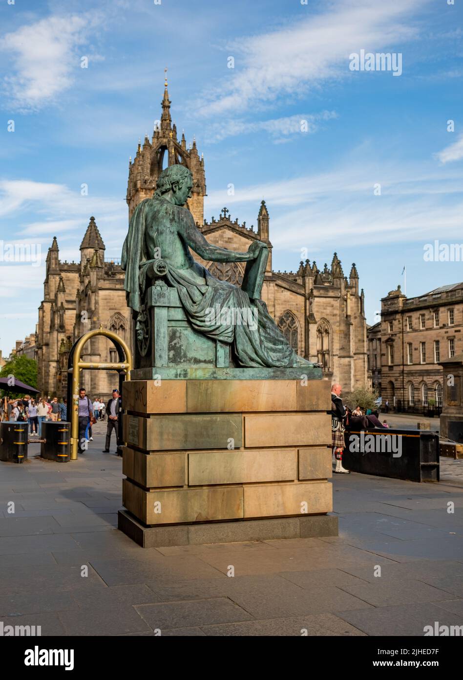 Edinburgh, Schottland, Großbritannien – 20 2022. Juni. Die Statue von David Hume vor der St Giles Cathedral auf der Royal Mile Stockfoto
