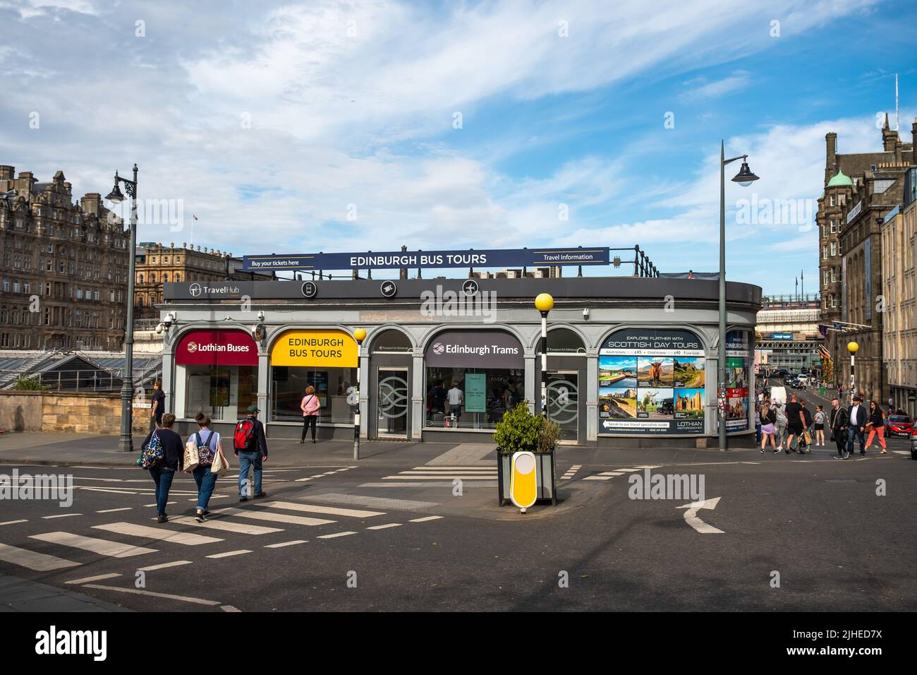 Edinburgh, Schottland, Großbritannien – 20 2022. Juni. Das Äußere des Edinburgh Bus Tours Gebäudes an einem hellen und sonnigen Tag Stockfoto