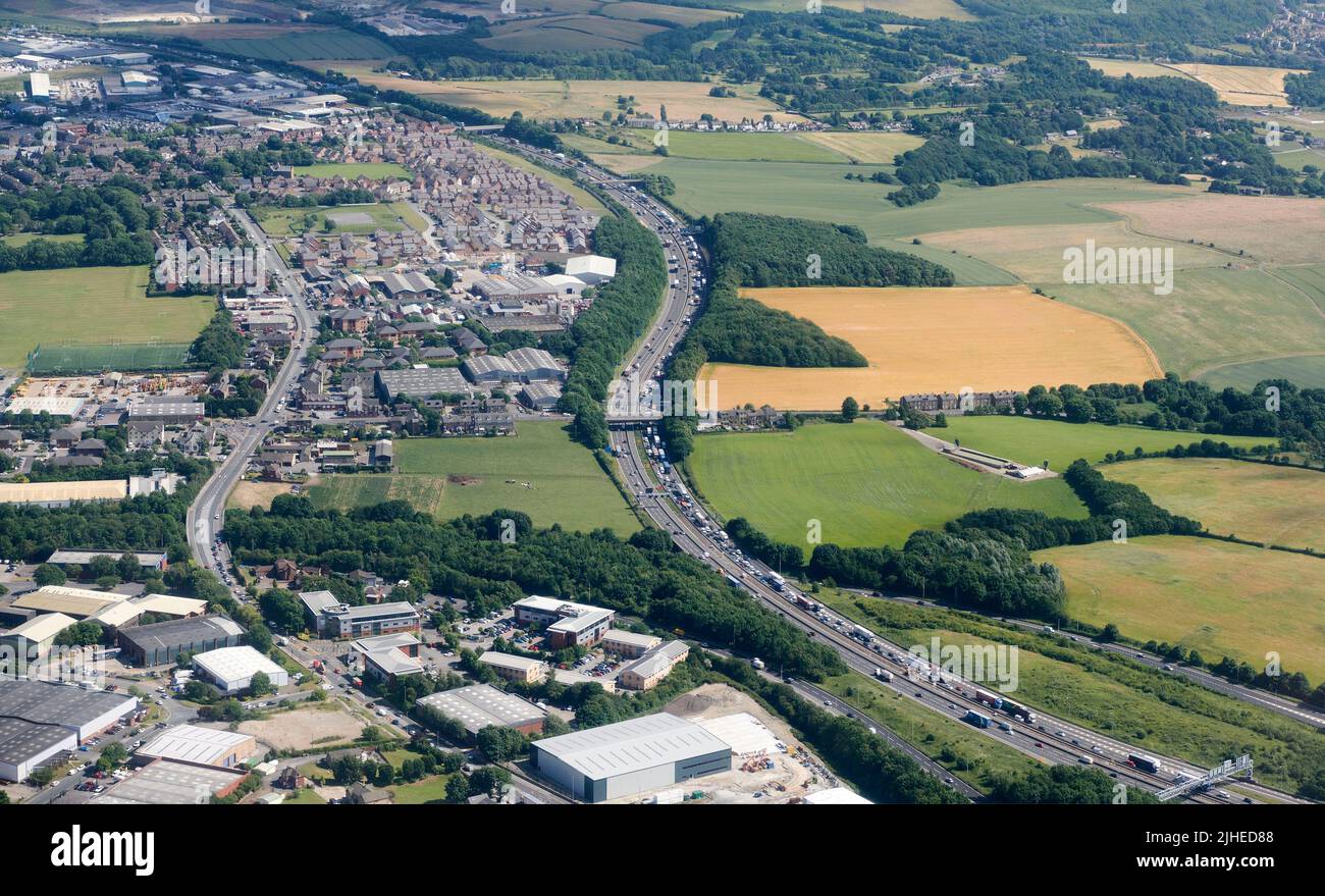 Eine Luftaufnahme der Autobahn M62, südlich von Leeds, mit Blick nach Osten in Richtung Tingley, West Yorkshire, Großbritannien Stockfoto