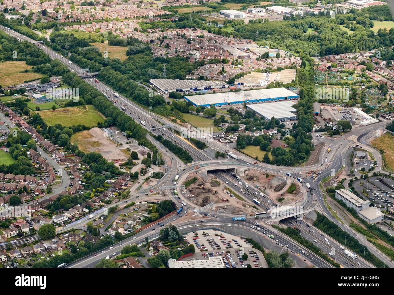Der Wiederaufbau der Anschlussstelle 10 auf der Autobahn M6, aus der Luft aufgenommen, die die Back Country Route mit Walsall, West Midlands, Großbritannien verbindet Stockfoto
