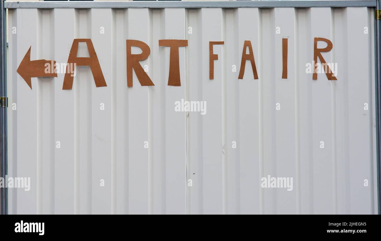 Schneiden Sie Buchstaben Rechtschreibung Art Fair auf einem Zaun Stockfoto