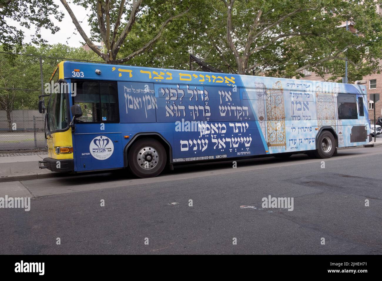 Ein privates Busunternehmen Fahrzeug mit hebräischen Botschaften, die die Tugenden des Amen während der Gebetsdienste verkünden. In Williamsburg, Brooklyn, New York. Stockfoto