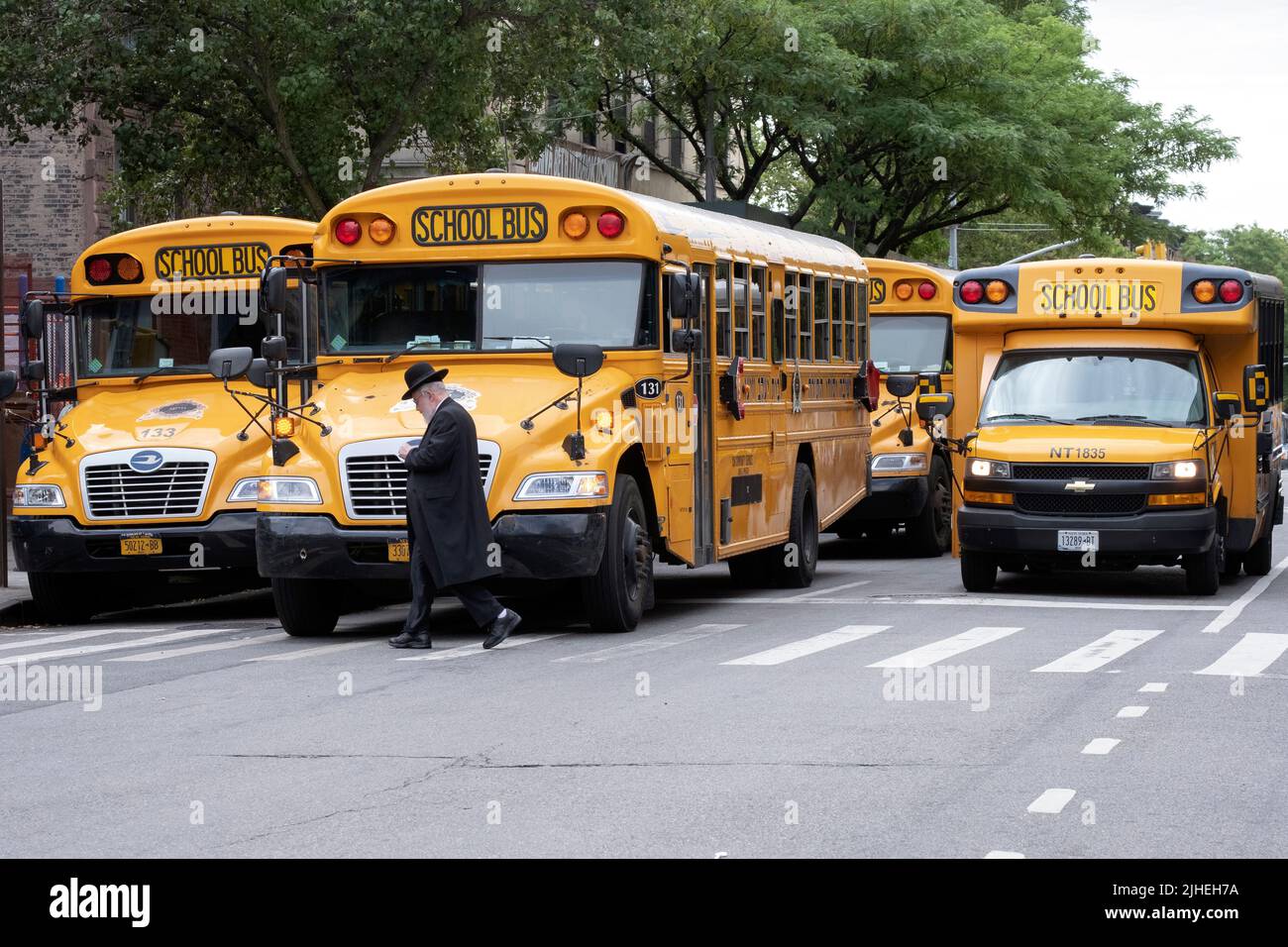 In Williamsburg, Brooklyn, bringen Schulbusse orthodox-jüdischer Gruppen Kinder in die Tageslager der Schulen. Sommer 2022, New York City. Stockfoto