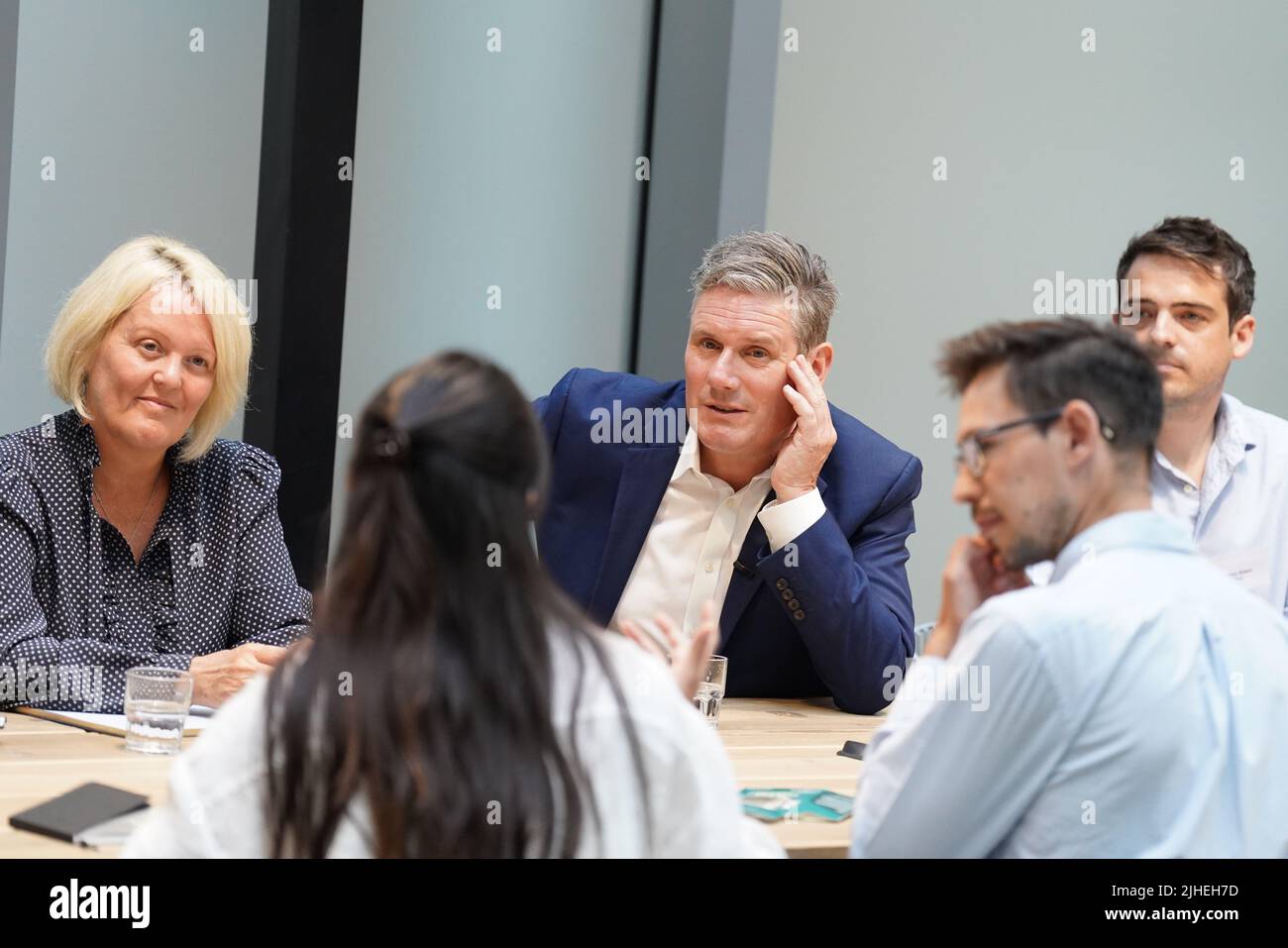 Der Arbeitsleiter Sir Keir Starmer mit Alison Rose, dem Vorstandsvorsitzenden der NatWest Group, am NatWest-Hauptsitz im Zentrum von London, um eine Gruppe junger Unternehmer und Unternehmer zu treffen. Bilddatum: Montag, 18. Juli 2022. Stockfoto