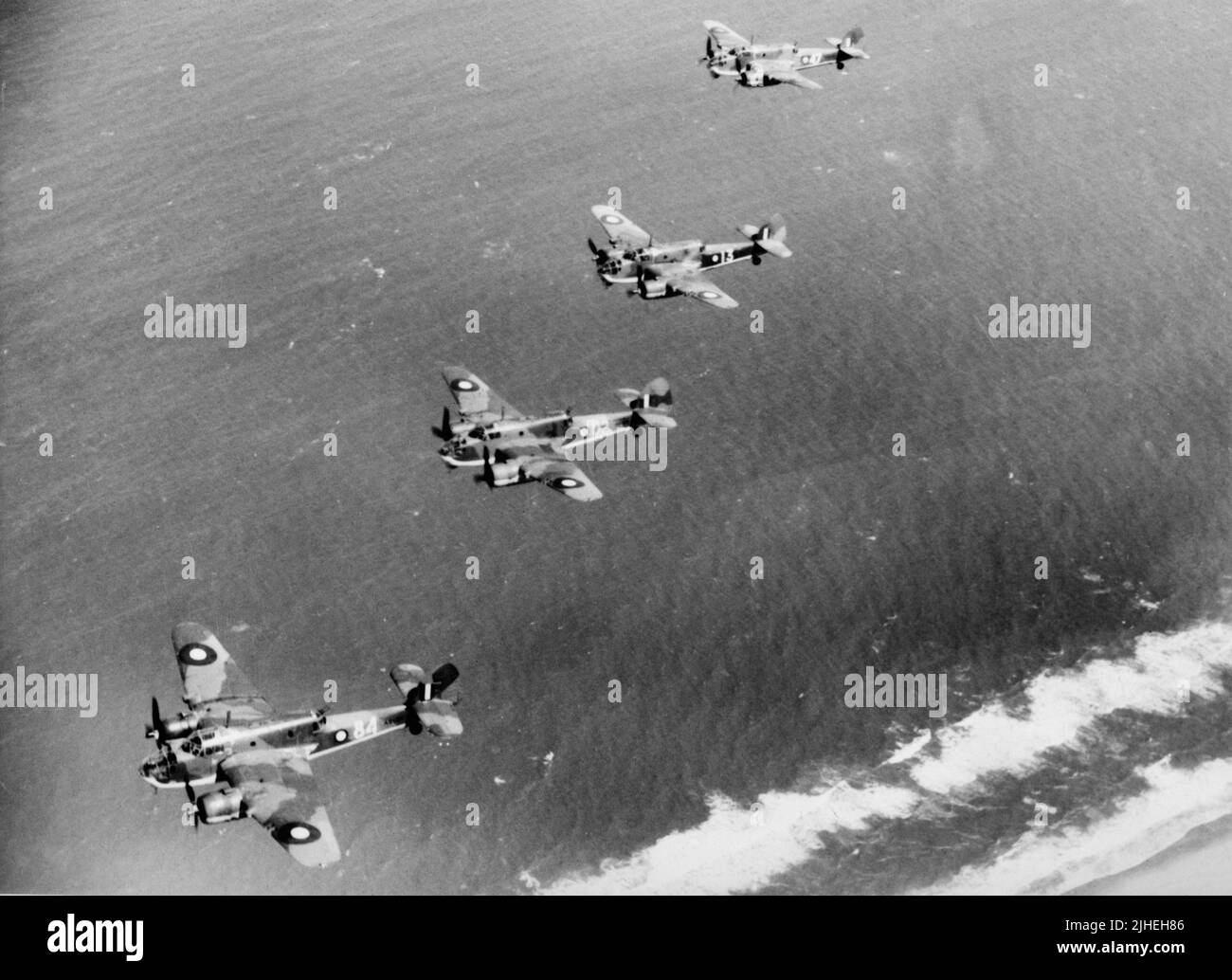 Vintage-Foto um 1942 von Bombern der Royal Australian Airforce Bristol Beaufort Mark V, die während des Zweiten Weltkriegs in Formation über die Küste Australiens flogen Stockfoto