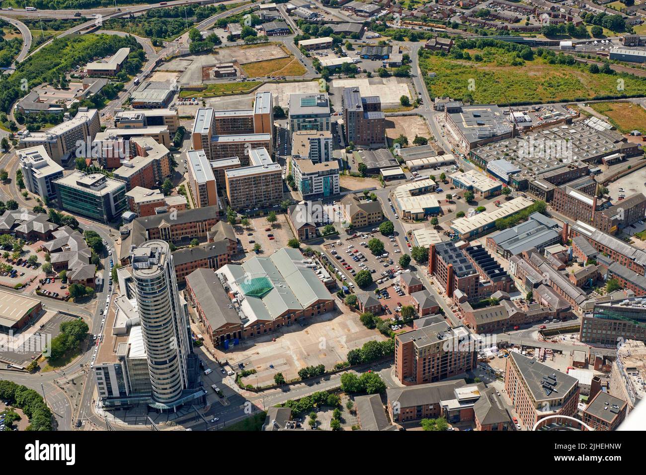 Eine Luftaufnahme von Leeds City Centre, West Yorkshire, Nordengland, Großbritannien, zeigt das Entwicklungsgebiet von Holbeck und South Bank und Temple Mill Stockfoto