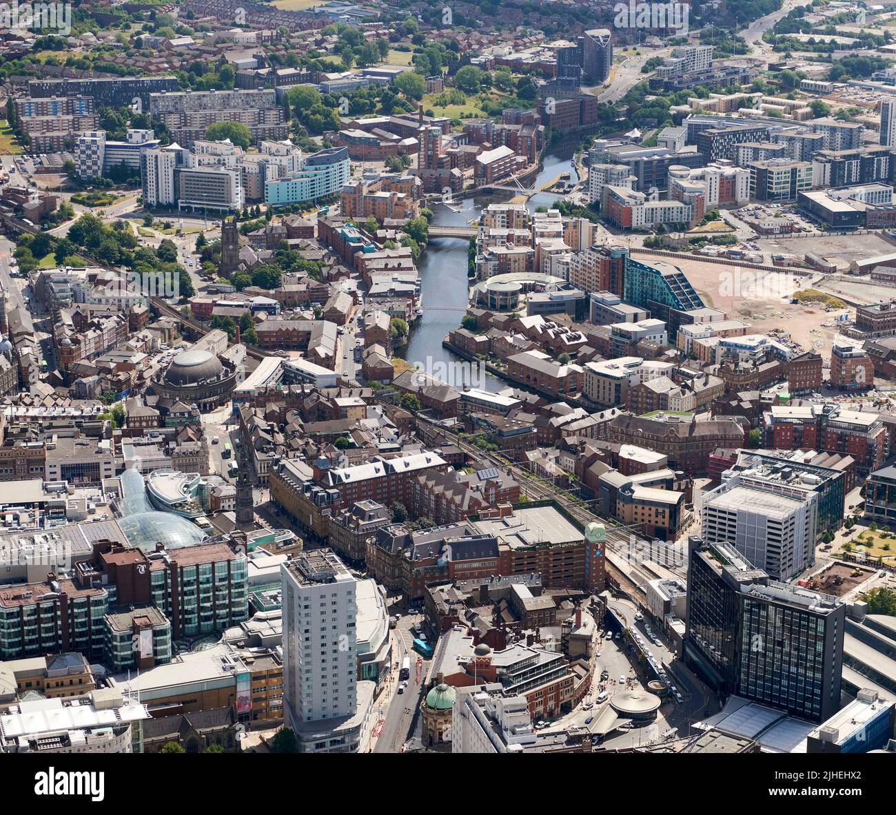 Ein Luftbild von Leeds City Centre, West Yorkshire, Nordengland, Großbritannien mit Blick auf den Fluss Aire und das Flussufer Stockfoto