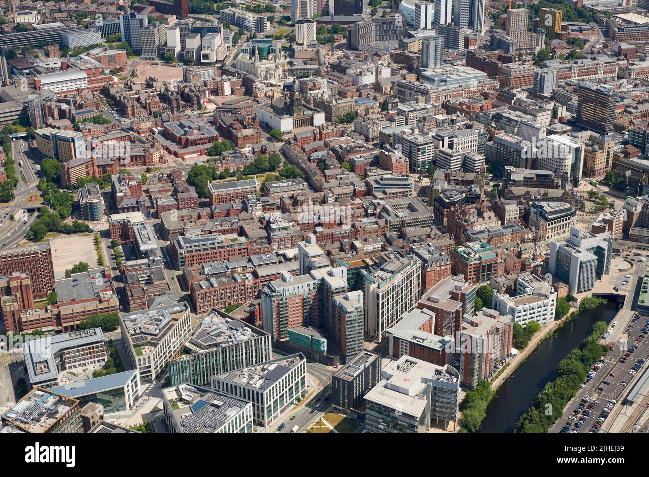 Ein Luftbild vom Stadtzentrum von Leeds, West Yorkshire, Nordengland, Großbritannien mit Blick auf die Entwicklungen im Raum Whitehall und das Geschäftsviertel Stockfoto