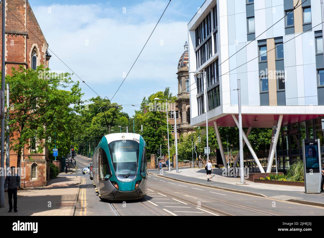 Straßenbahn auf der Goldsmith Street auf dem Campus der Trent University City, Nottinghamshire, England Stockfoto