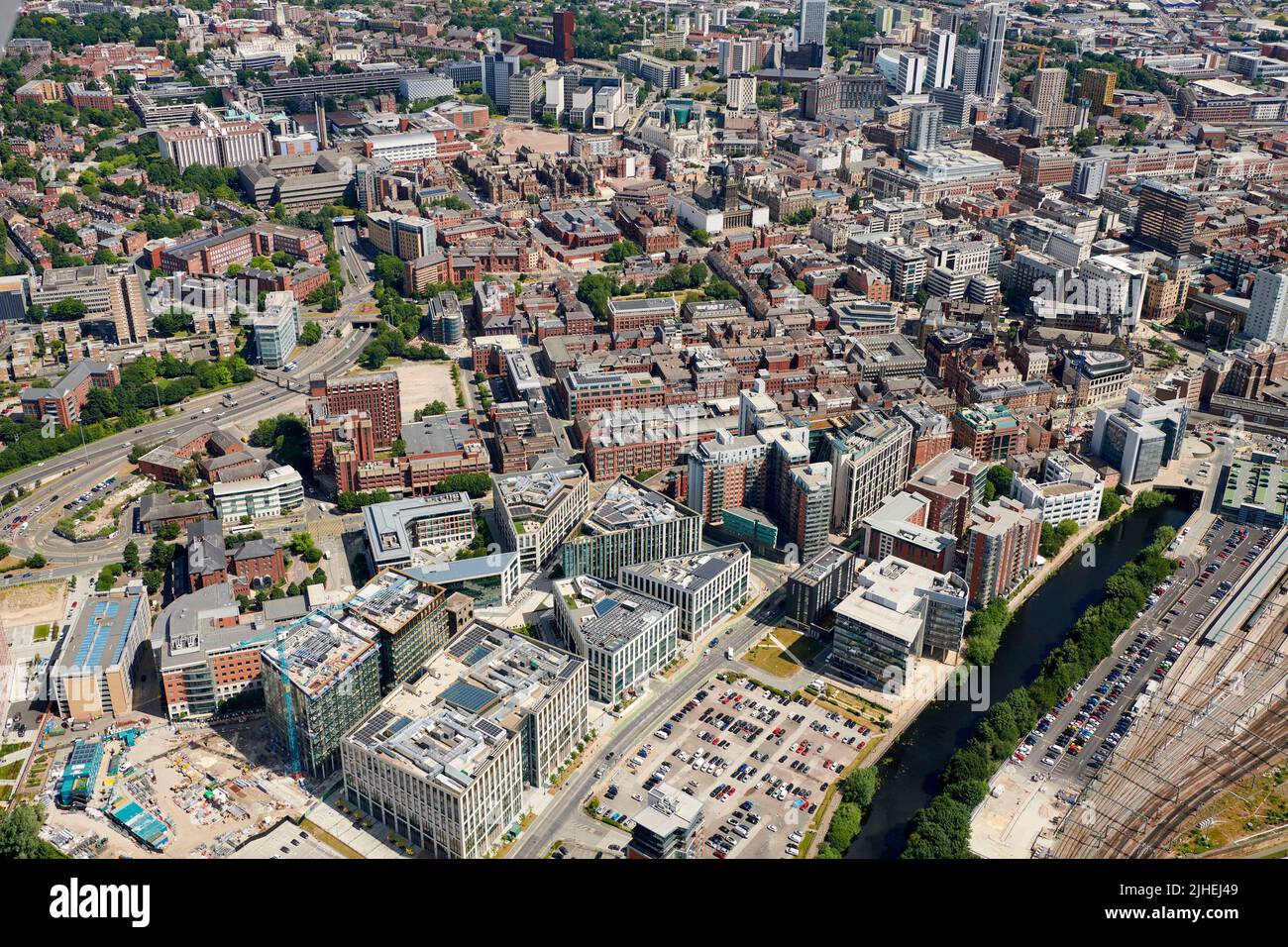 Ein Luftbild vom Stadtzentrum von Leeds, West Yorkshire, Nordengland, Großbritannien mit Blick auf die Entwicklungen im Raum Whitehall und das Geschäftsviertel Stockfoto