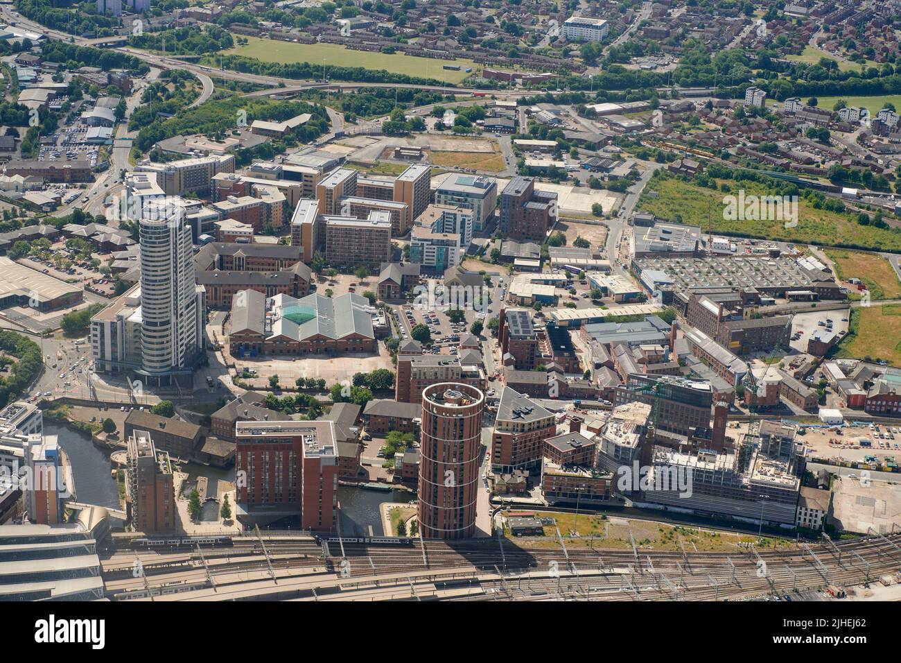 Ein Luftbild von Leeds City Centre, West Yorkshire, Nordengland, Großbritannien mit Blick nach Süden über neue Entwicklungen in Holbeck Stockfoto