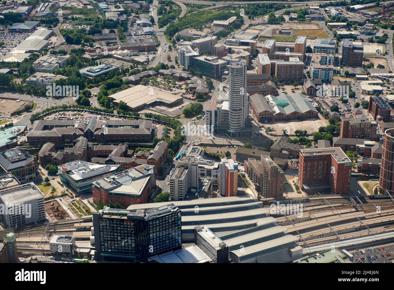 Ein Luftbild von Leeds City Center, West Yorkshire, Nordengland, Großbritannien mit Blick nach Süden über den Bahnhof, links von Asda HQ Stockfoto