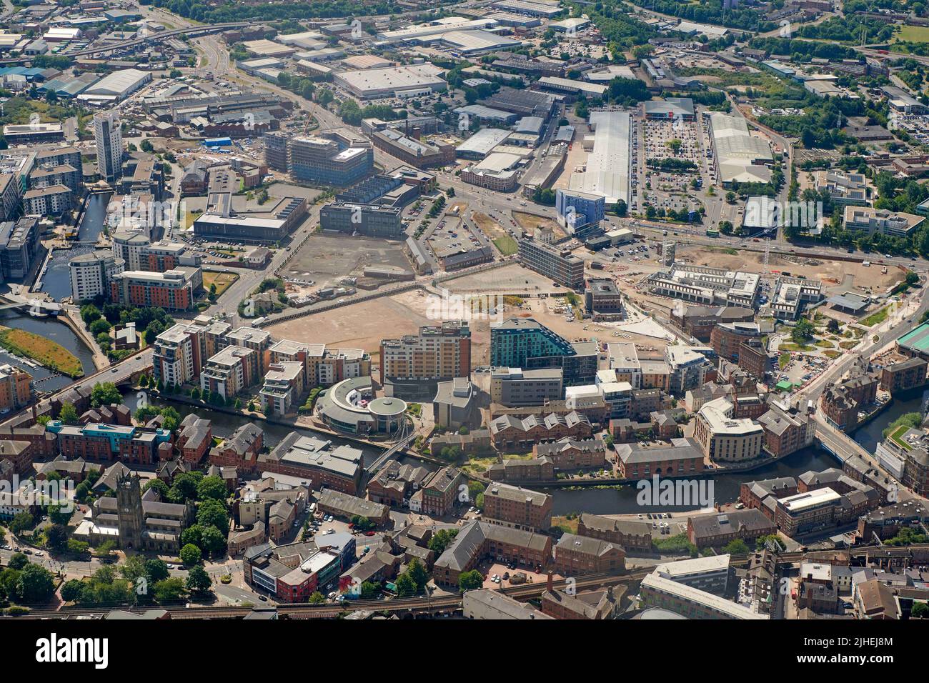 Ein Luftbild des Leeds City Centre, West Yorkshire, Nordengland, Großbritannien, zeigt das ehemalige Gelände der Tetleys Brewery und den Fluss Aire Stockfoto