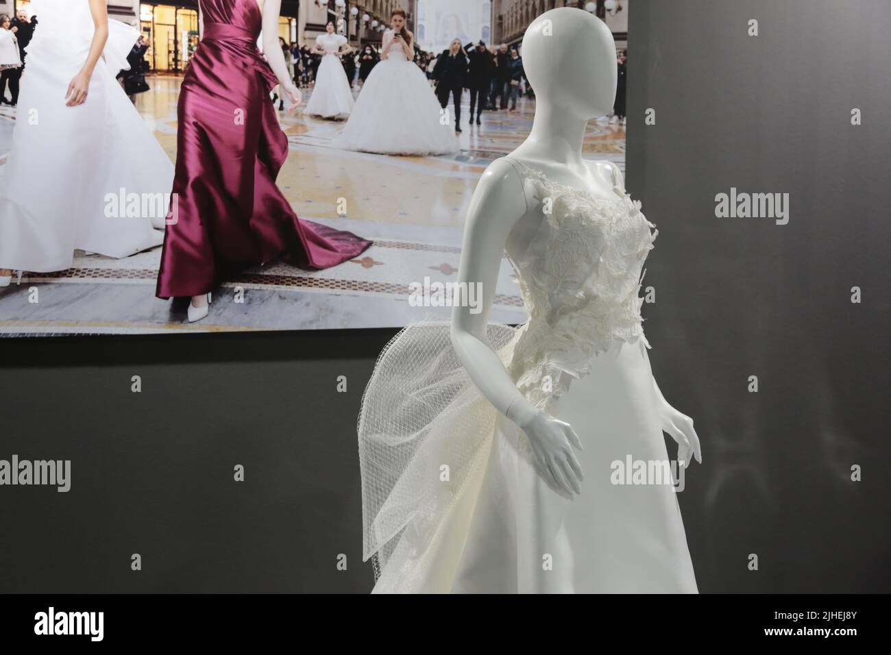 SI Sposaitalia Fashion fair, Milano: weiße Brautkleider werden auf der Si Sposa collenzioni auf der berühmten Messe in Mailand gezeigt Stockfoto