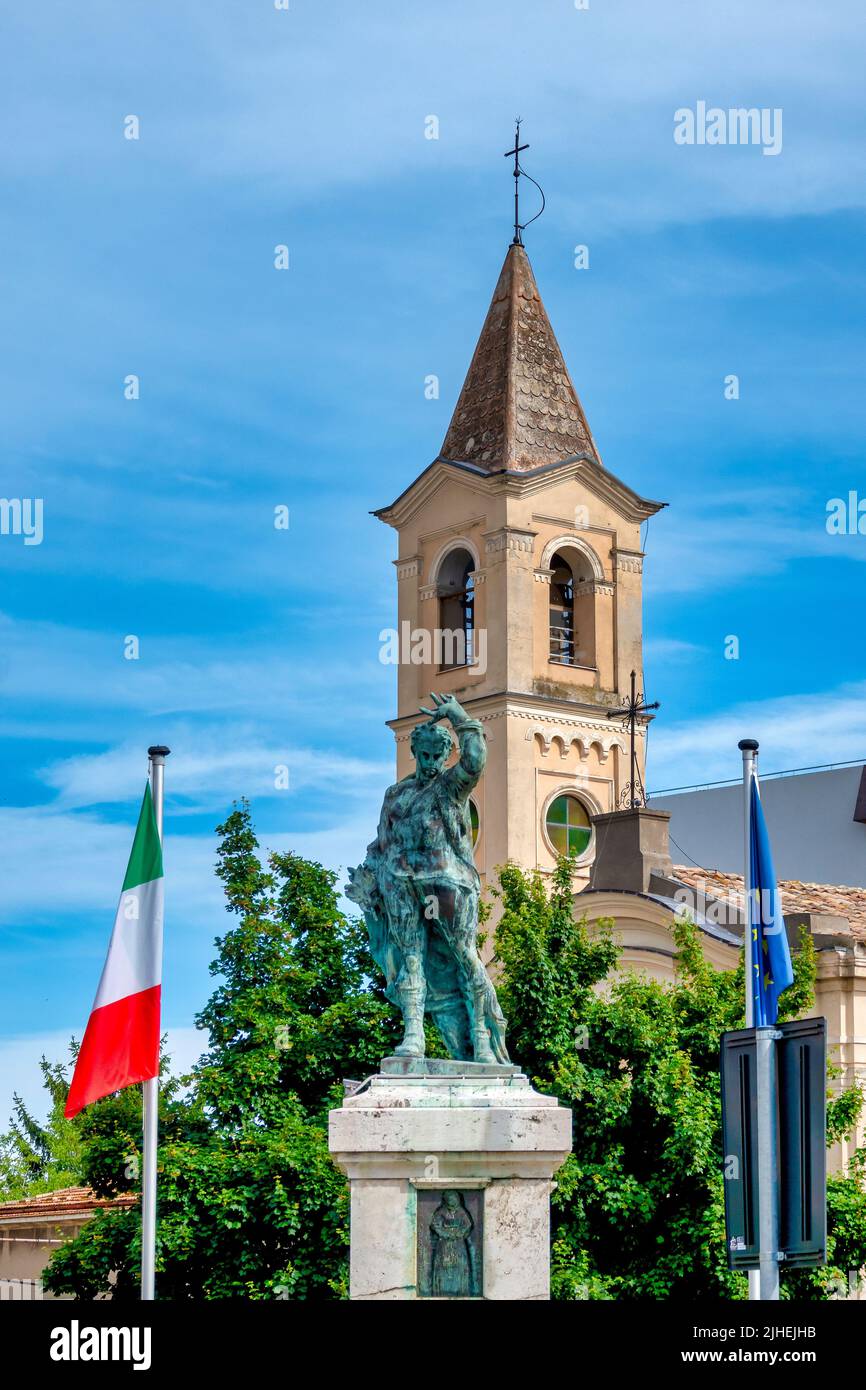 Denkmal für die Gefallenen des Ersten Weltkriegs auf der Piazza Porta Caldari und dem Glockenturm der Kirche San Rocco, Ortona Italien Stockfoto