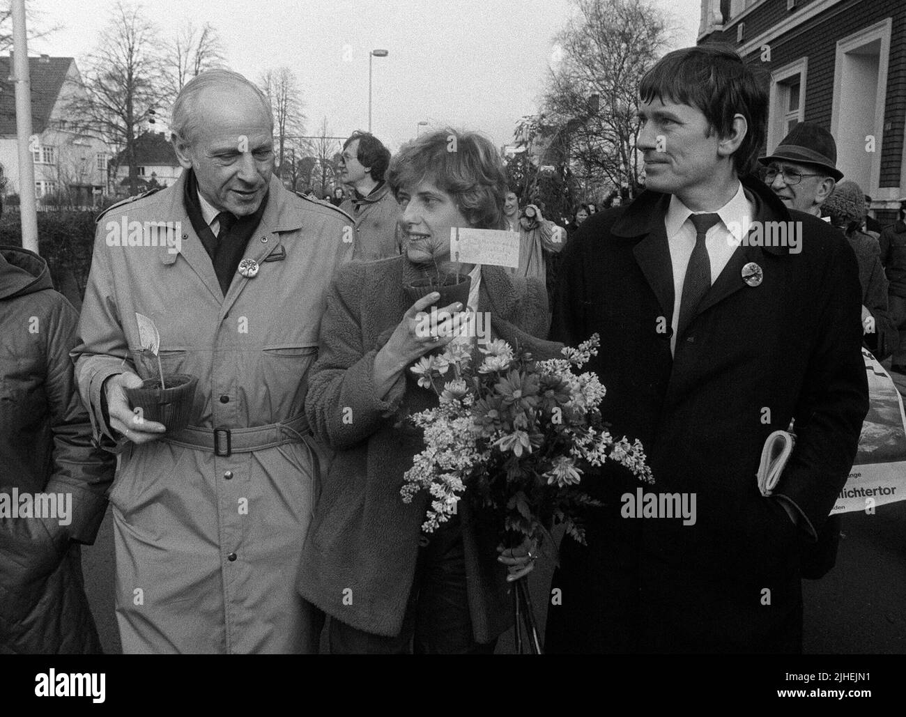 ARCHIVFOTO: Otto SCHILY feiert seinen 90.. Geburtstag am 20. Juli 2022 gehen die Grünen durch Bonn zum Bundestag, Demonstrationszug, die Politiker Gert BASTIAN, Petra KELLY und Otto SCHILY (von links) im Gespräch; Kelly trägt einen Blumenstrauß und einen kleinen Blumentopf; Bastian trägt auch einen Blumentopf; die Grünen treten erstmals in den Deutschen Bundestag ein, konstituierende Sitzung des Deutschen Bundestages in Bonn, SW-Foto, 29. März 1983. ?SVEN SIMON, Princess-Luise-Str. 41#45479 Mülheim/Ruhr#Tel. 0208/9413250#Fax 0208/9413260#Konto 244 293 433 P ostbank E ssen BLZ 360 10 Stockfoto