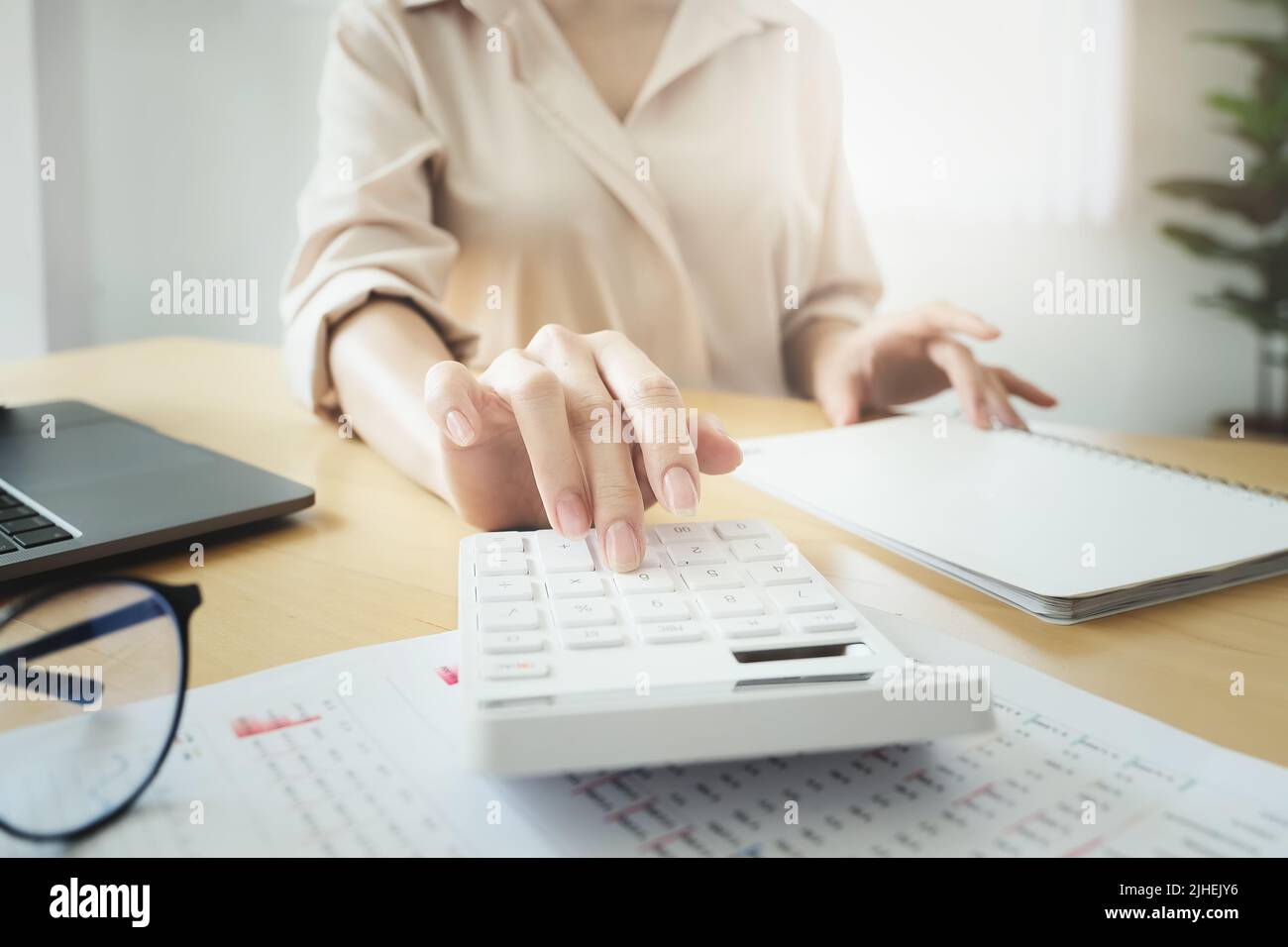Geschäftsfrau mit Rechner Bilanz jährlich mit Dokument und Laptop-Computer zur Berechnung des Budgets zu überprüfen. Audit und Überprüfung der Integrität Stockfoto