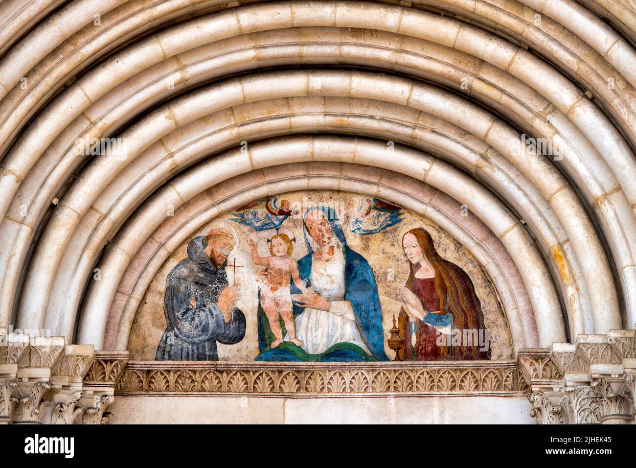 Lunette mit einem Fresko der Madonna con il Bambino zwischen San Francesco und der Magdalena auf dem Portal der Kirche San Francesco della Scarpa, Sul Stockfoto