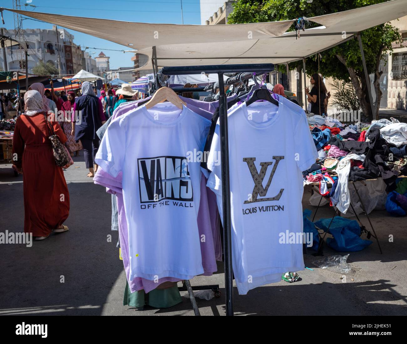 Gefälschte Louis Vitton und Vans T-Shirts zum Verkauf im Sunday Souk, einem Wochenmarkt in Sousse, Tunesien. Stockfoto