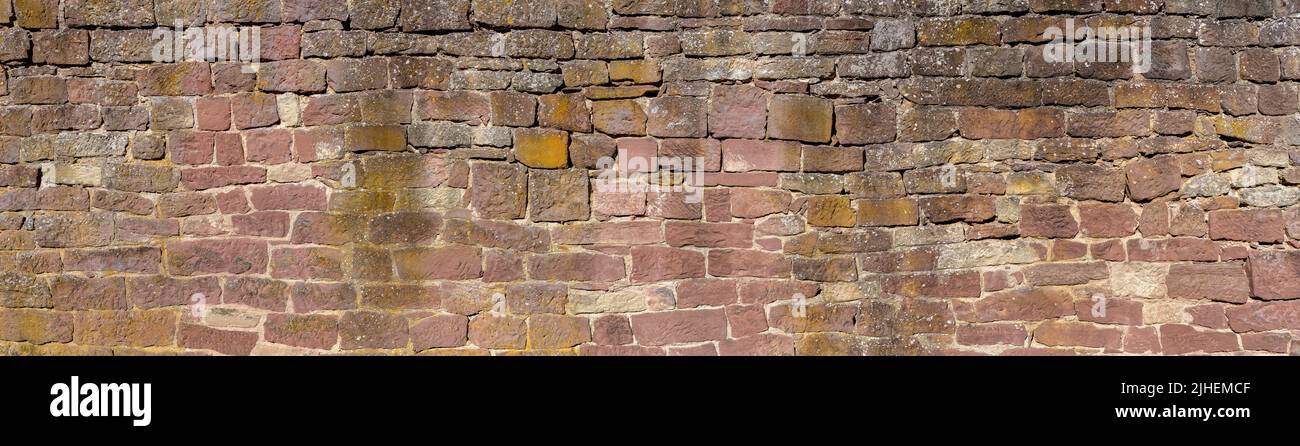 Alte, stark verwitterte Panorama-Steinmauer Stockfoto