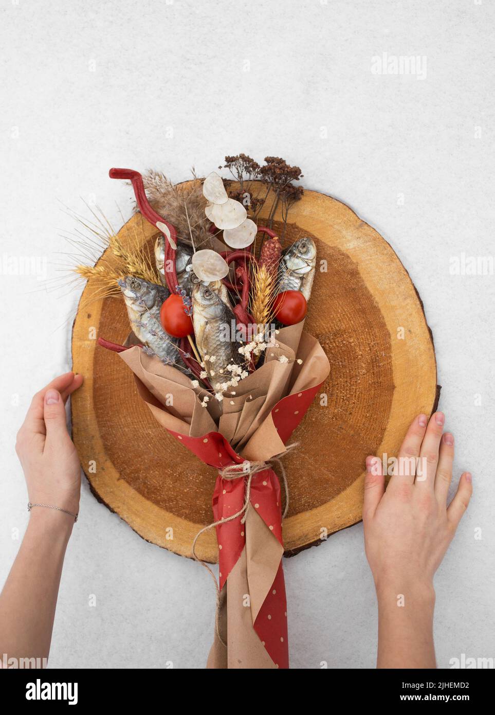 Bouquet von getrocknetem Fisch, verschiedene Snacks für Bier, getrocknete Blumen, zubereitet von fürsorglichen weiblichen Händen als Geschenk für einen echten Mann. Überraschung zum Geburtstag der Männer, Stockfoto