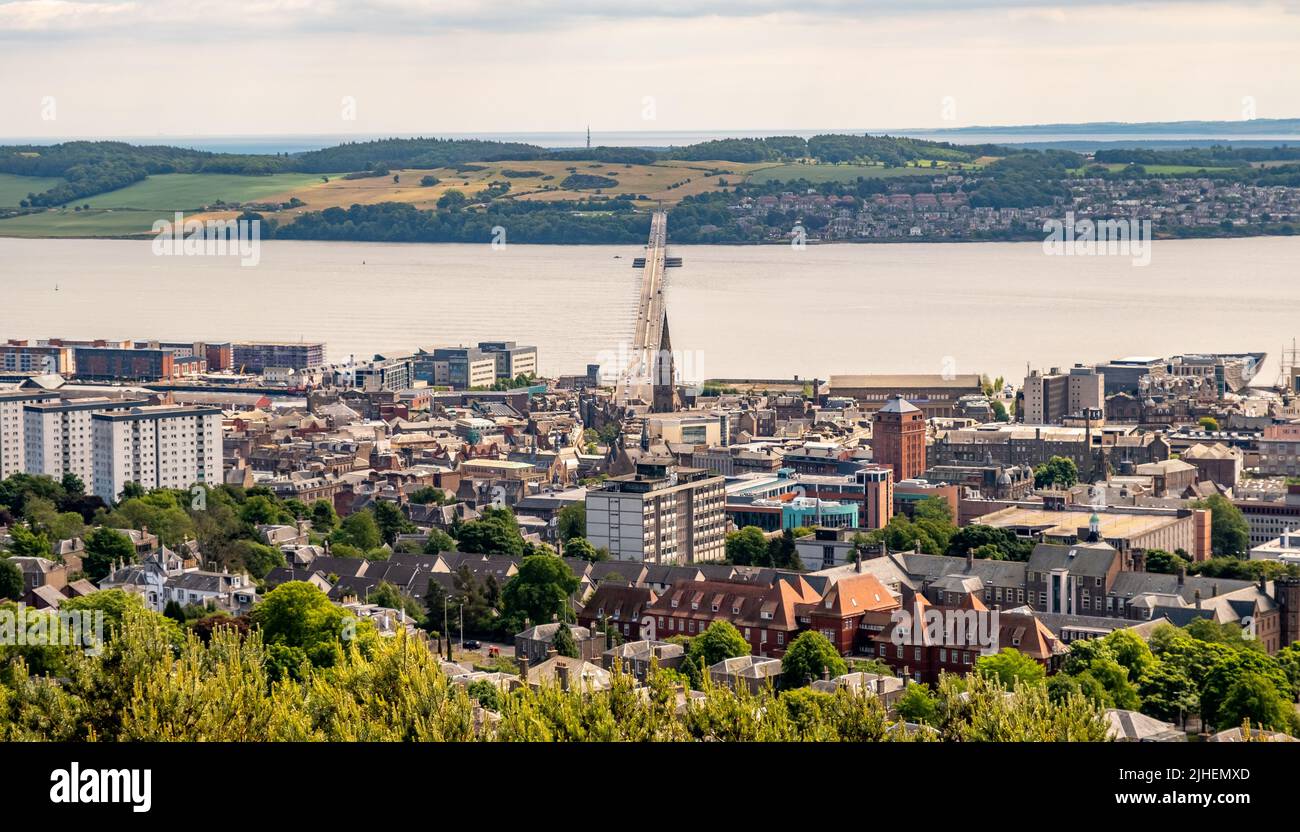 Dundee, Schottland, Großbritannien – Juni 23 2022. Die Skyline von Dundee und der ferne Fluss Tay Stockfoto