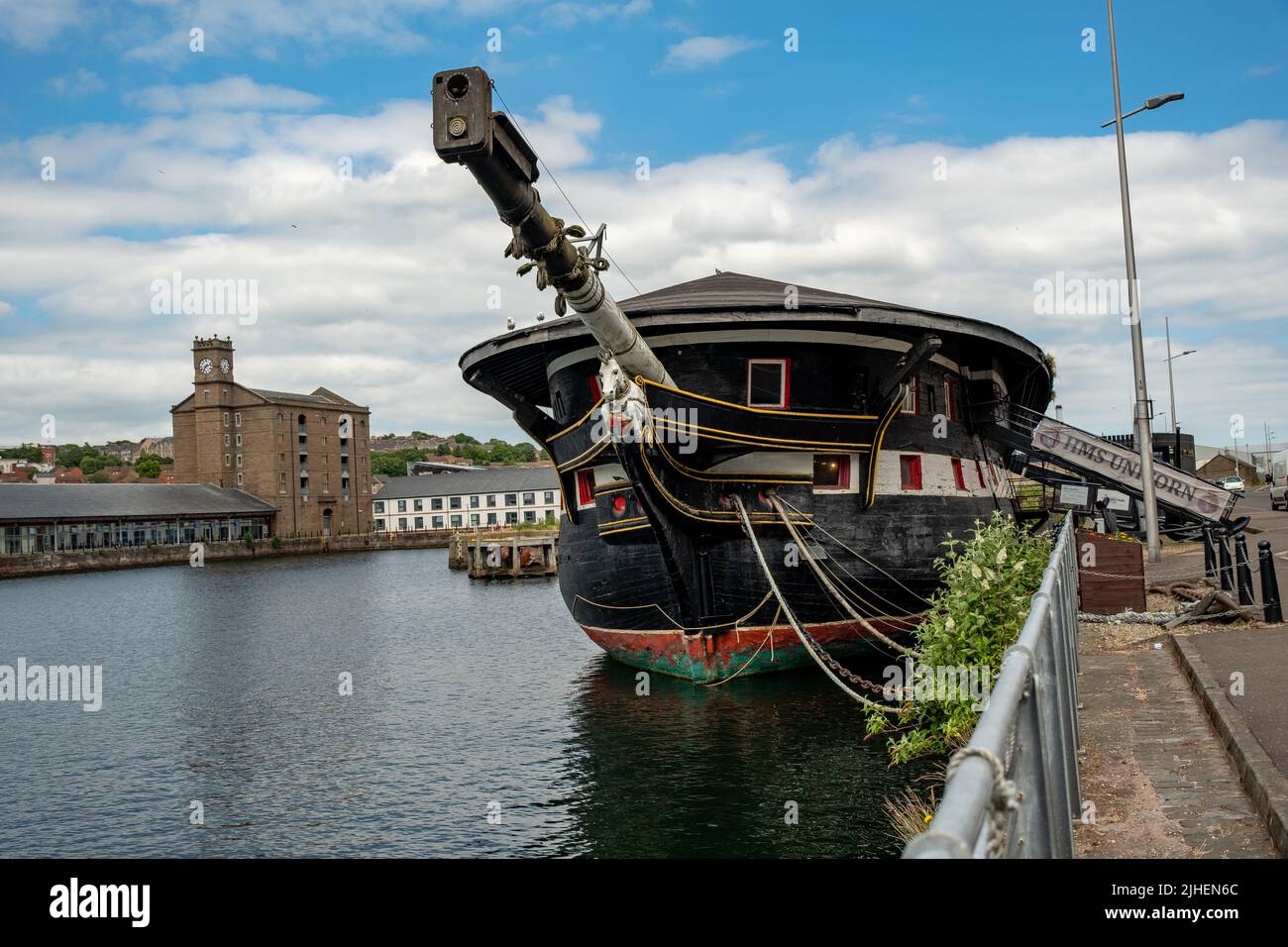 Dundee, Schottland, Großbritannien – Juni 23 2022. Das Frontend von HMS Unicorn, einem alten Kriegsschiff, das nun restauriert und in ein Museum umgewandelt wurde, befindet sich in den Docks von Dundee Stockfoto