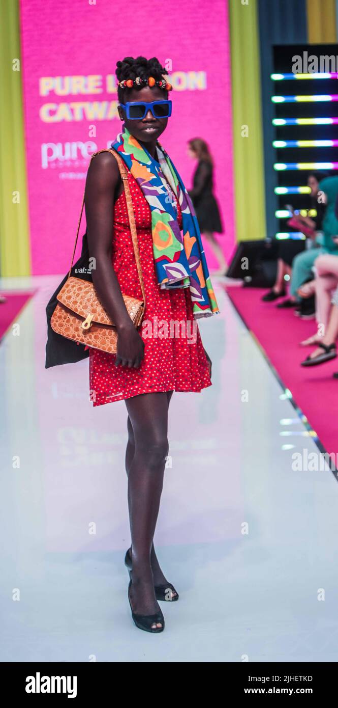 London UK 18 July 2022 Runway-Show auf dem führenden und größten Fashion-Kaufevent Großbritanniens, das im wunderschönen, ikonischen und architektonisch bedeutsamen Olympia in Kensington, London, stattfindet.Paul Quezada-Neiman/Alamy Live News Stockfoto