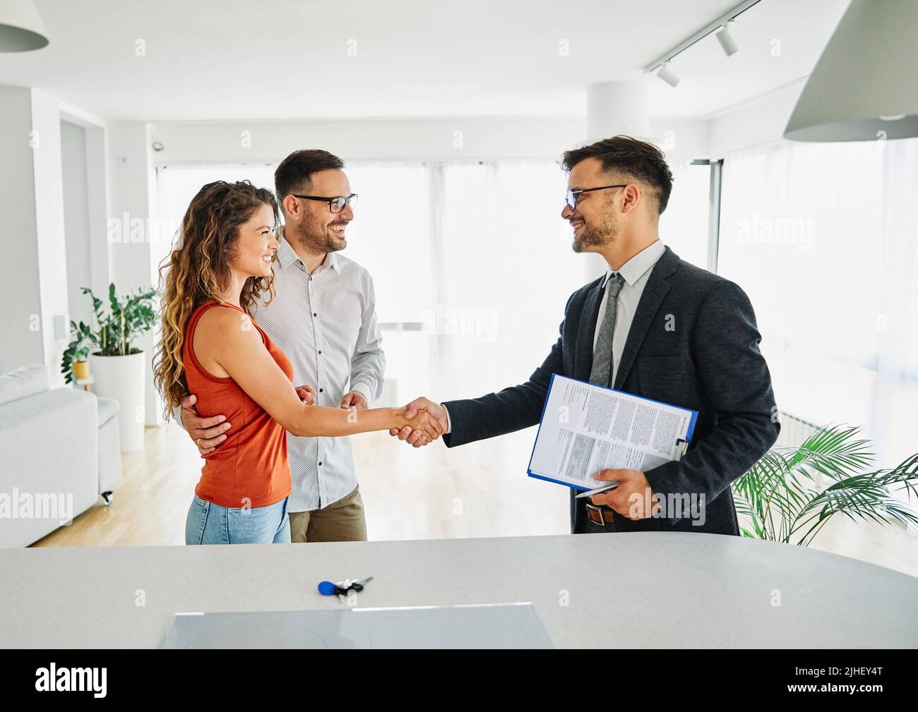 Paar Mann Deal Frau Vertrag Business Agent Vereinbarung Immobilien Investment Consultant Besprechung Dokument Schlüssel Stockfoto