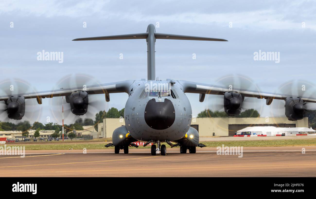 Royal Air Force Airbus A400 ‘ZM419’ Rollen bei RAF Fairford, um an der statischen Ausstellung auf der Royal International Air Tattoo 2022 teilzunehmen Stockfoto