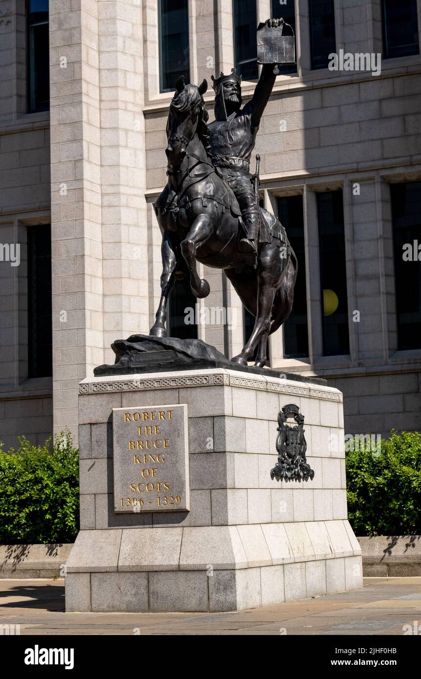 Aberdeen, Schottland, Großbritannien – Juni 26 2022. Statue von Robert dem Bruce, König der Schotten, vor dem Marischal College in der Stadt Aberdeen Stockfoto