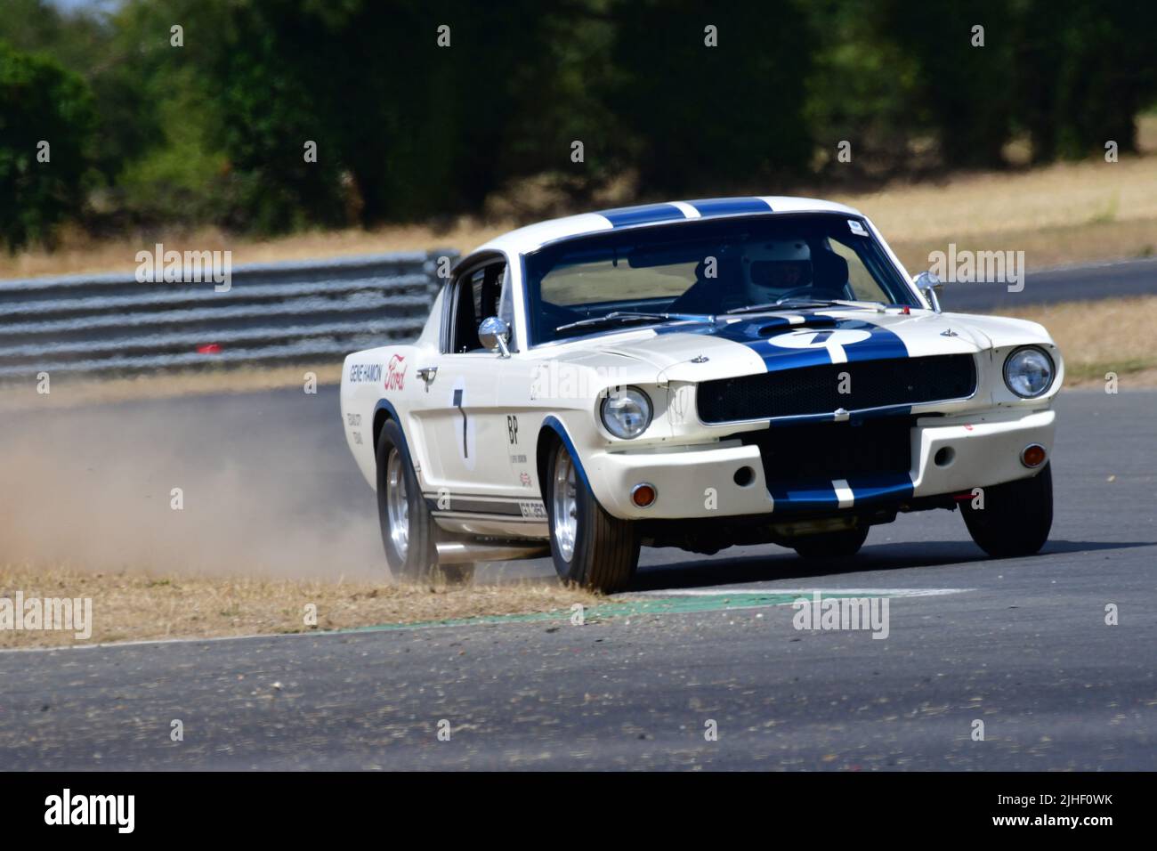 Mike Thorne, Shelby Mustang GT350, GT All-Comers Challenge, mit den letzten GT3 und GT4 Autos, einem 50-minütigen Rennen auf der Rennstrecke Snetterton 200, Stockfoto