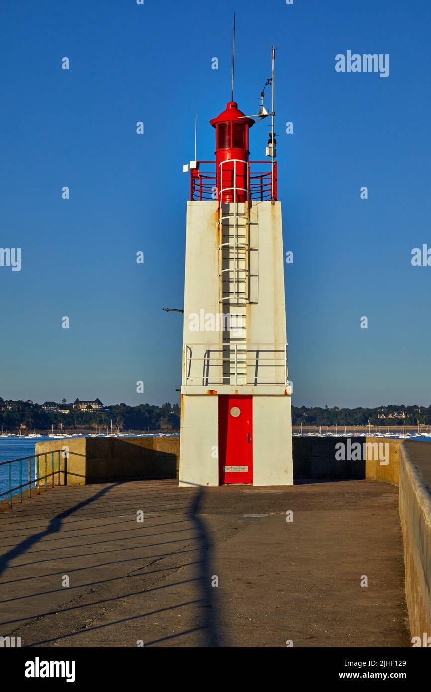 Bild des Leuchtturms am Ende des Wellenbrechers in St. Malo Stockfoto