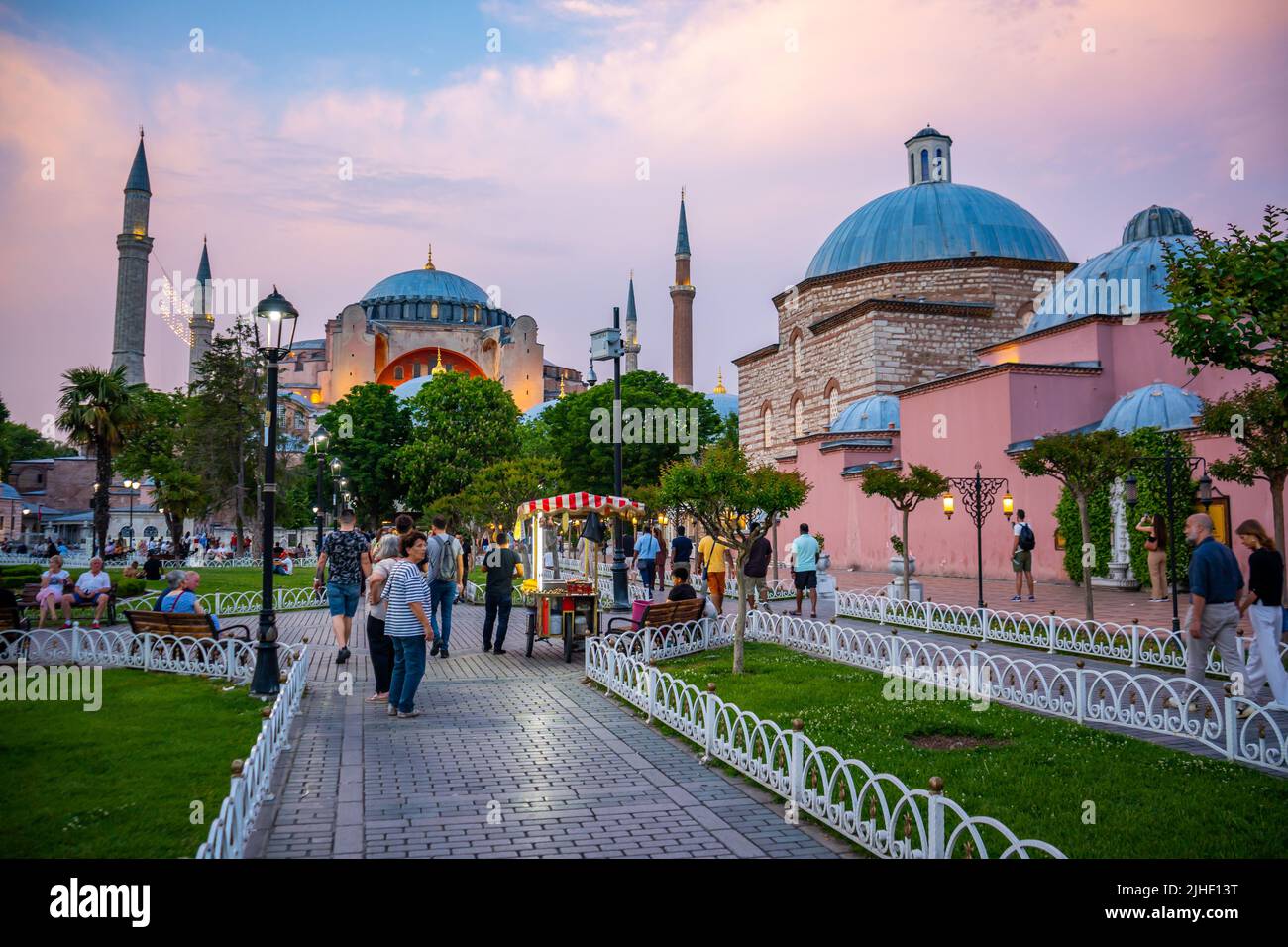 Istanbul, Türkei - 29. Mai 2022: Sophienkathedrale und in der Nähe von Parkanlagen mit Spaziergänger in der Altstadt von Istanbul zur Abendzeit, Türkei Stockfoto