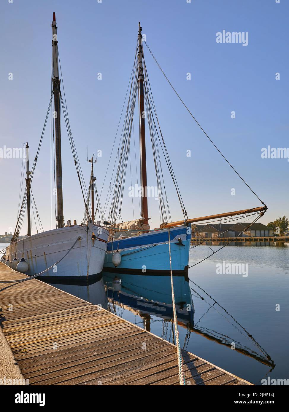 Bild von traditionellen hölzernen Segelbooten, die im Hafen festgemacht sind. Frankreich Stockfoto