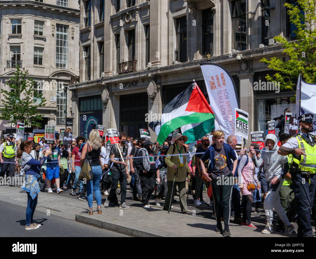 London, UK-14,5.22: Demonstration in der Regent Street in London zur Solidarität und Unterstützung der Unabhängigkeit Palästinas, die seit 1967 von Israel besetzt ist Stockfoto