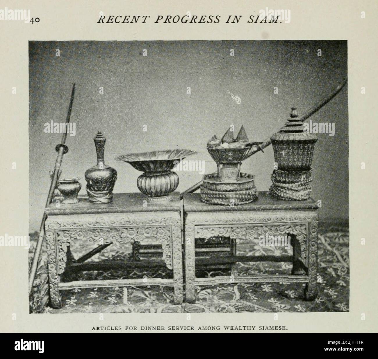 Artikel für Dinner Service unter wohlhabenden Siamesen aus dem Artikel "JÜNGSTE FORTSCHRITTE IN SIAM" von Factory and Industrial Management Magazine Volume 6 1891 Publisher New York [etc.] McGraw-Hill [etc.] Stockfoto