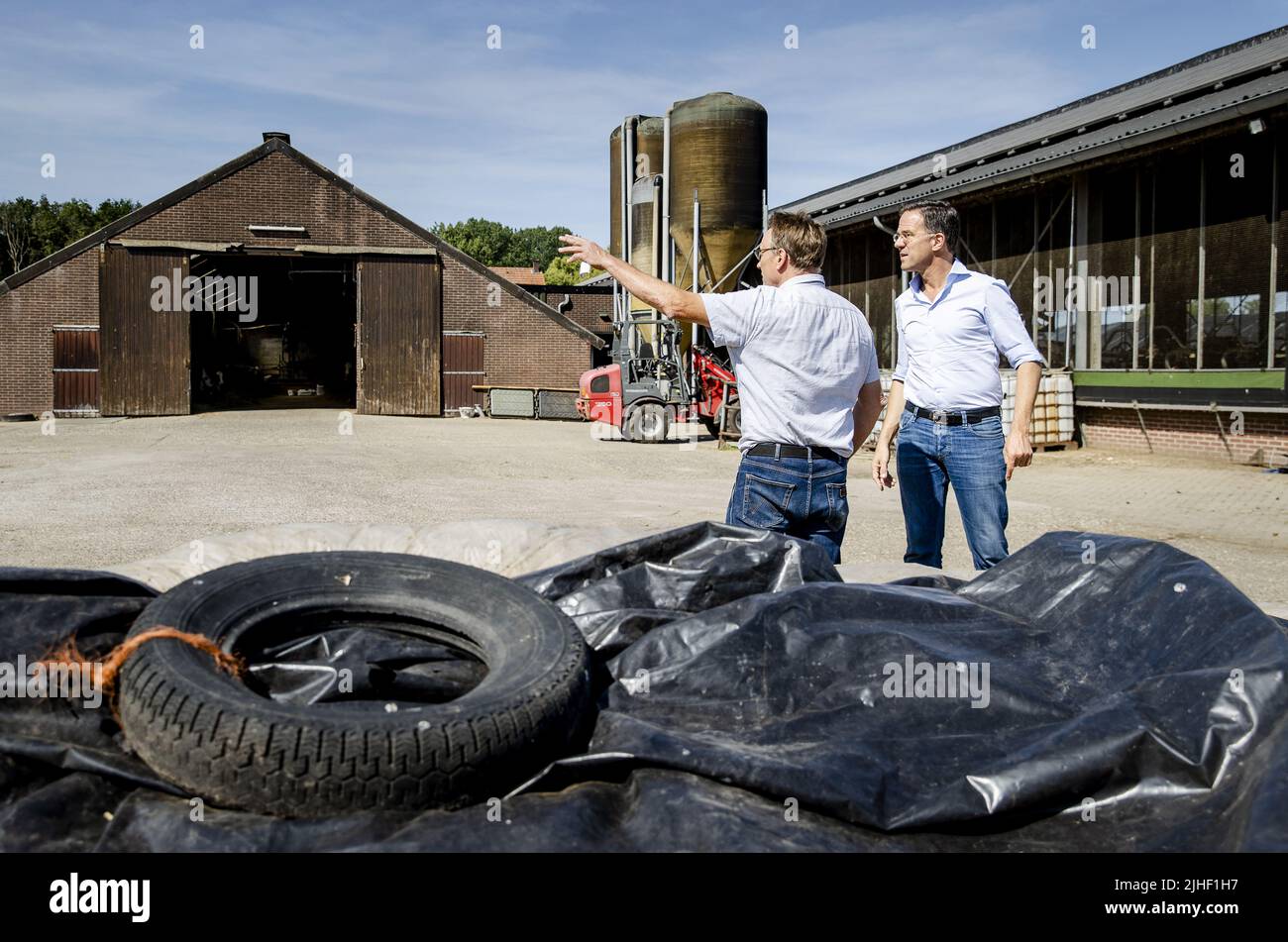 Kelpen-Oler, Niederlande. 18.. Juli 2022. 2022-07-18 10:44:12 KEPLEN-OLER - Premierminister Mark Rutte wird eine Tour während eines Besuchs auf einer Farm in der Peel gegeben, um über die Stickstoff-Pläne zu sprechen. ANP SEM VAN DER WAL netherlands Out - belgium Out Credit: ANP/Alamy Live News Stockfoto