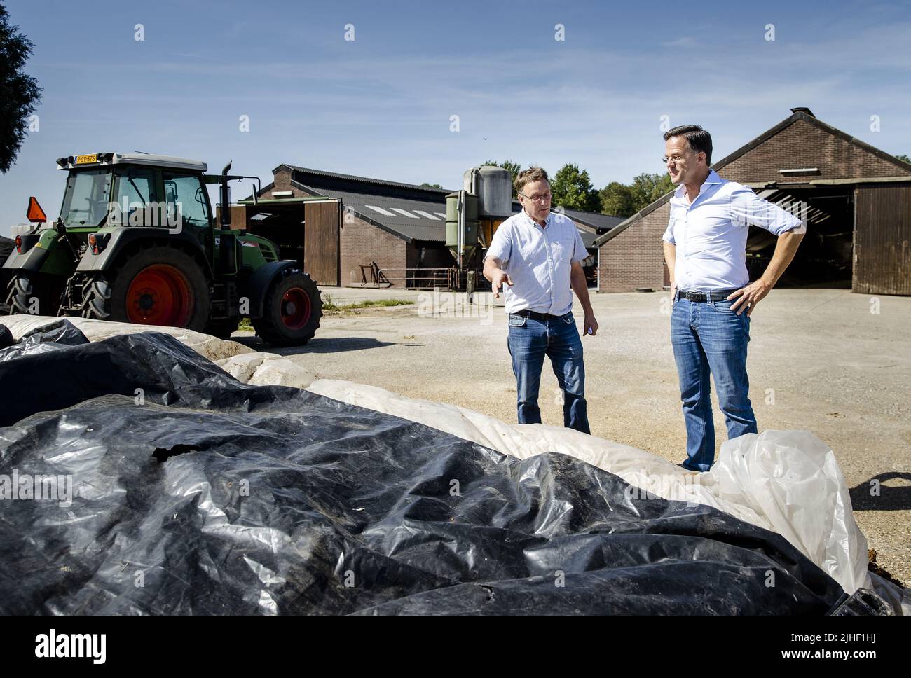Kelpen-Oler, Niederlande. 18.. Juli 2022. 2022-07-18 10:43:43 KEPLEN-OLER - Premierminister Mark Rutte wird eine Tour während eines Besuchs auf einer Farm in der Peel gegeben, um über die Stickstoff-Pläne zu sprechen. ANP SEM VAN DER WAL netherlands Out - belgium Out Credit: ANP/Alamy Live News Stockfoto