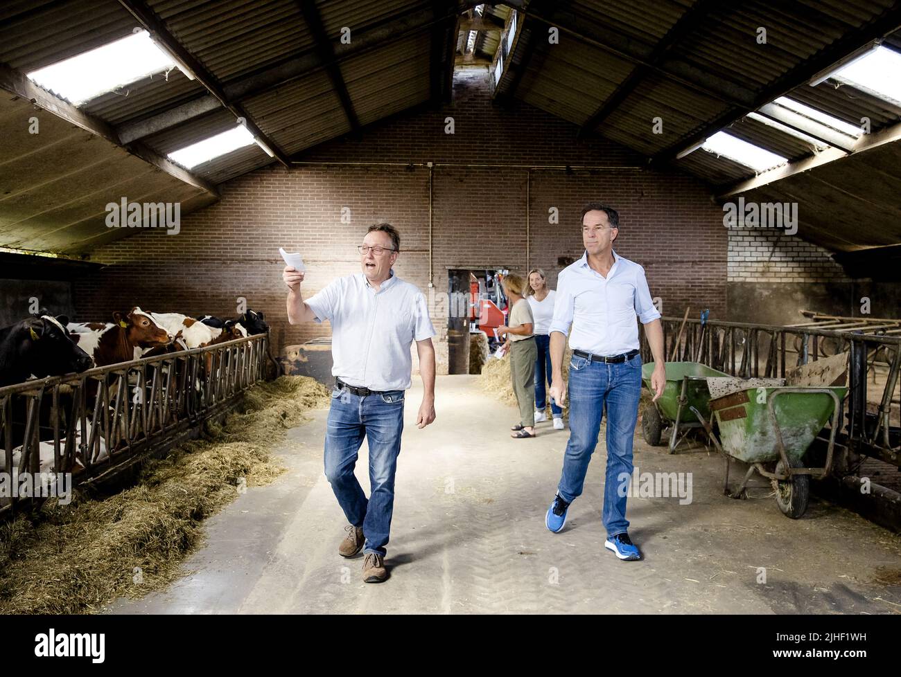 Kelpen-Oler, Niederlande. 18.. Juli 2022. 2022-07-18 10:27:41 KEPLEN-OLER - Premierminister Mark Rutte wird eine Tour von einem Kuhstall während eines Besuchs auf einer Farm in der Peel gegeben, um über die Stickstoff-Pläne zu sprechen. ANP SEM VAN DER WAL netherlands Out - belgium Out Credit: ANP/Alamy Live News Stockfoto