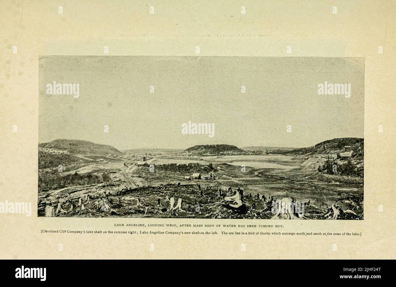 Lake Angeline (Looking West), nachdem das Hauptwasser aus einem Artikel DER EISENERZREGION DES LAKE SUPERIOR herausgepumpt wurde. Von Richard A. Parker, vom Factory and Industrial Management Magazine Volume 6 1891 Publisher New York [etc.] McGraw-Hill [etc.] Stockfoto