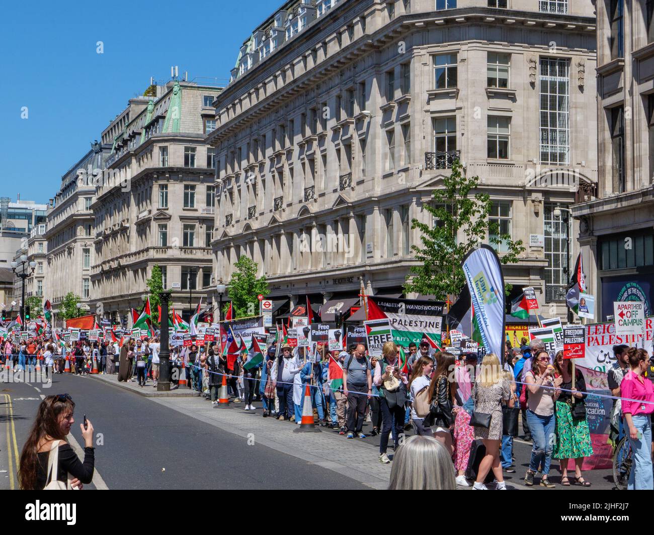 London, UK-14,5.22: Demonstration in der Regent Street in London zur Solidarität und Unterstützung der Unabhängigkeit Palästinas, die seit 1967 von Israel besetzt ist Stockfoto
