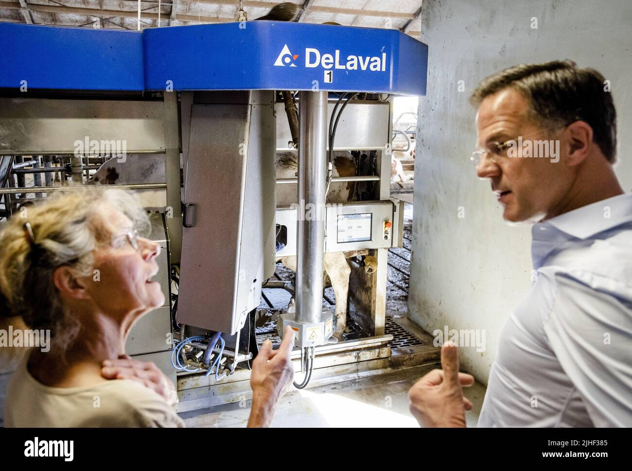 Kelpen-Oler, Niederlande. 18.. Juli 2022. 2022-07-18 10:42:13 KEPLEN-OLER - Premierminister Mark Rutte wird eine Tour von einem Kuhstall während eines Besuchs auf einer Farm in der Peel gegeben, um über die Stickstoff-Pläne zu sprechen. ANP SEM VAN DER WAL netherlands Out - belgium Out Credit: ANP/Alamy Live News Stockfoto