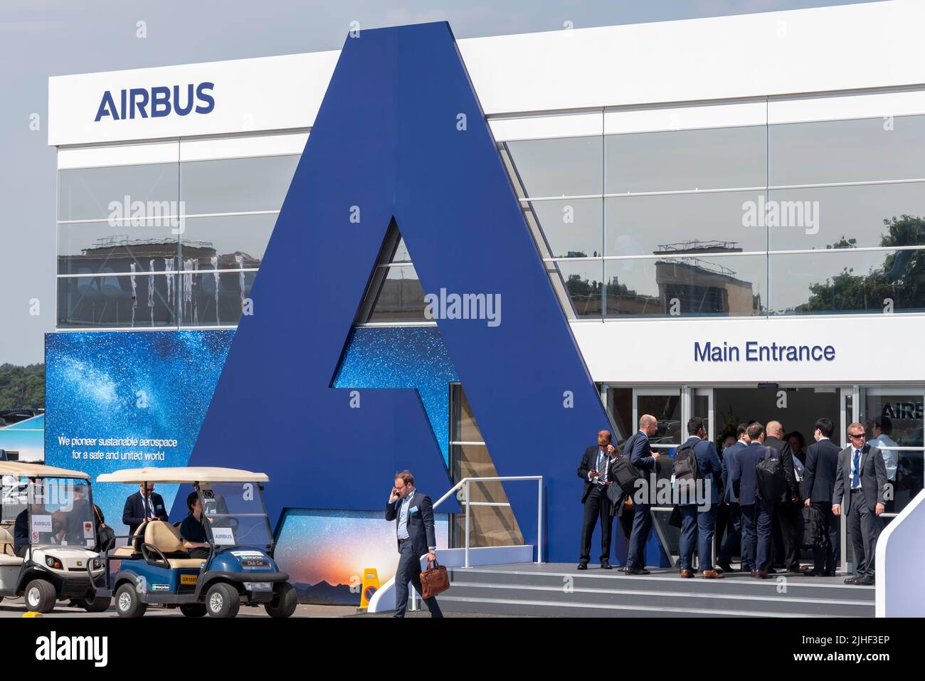 Farnborough, Hampshire, Großbritannien. 18. Juli 2022. Die Fachmesse für Luft- und Raumfahrttechnologie kehrt nach der Pause aufgrund der kovidischen Pandemie zurück, bei der die weltweit führenden Luft- und Raumfahrtunternehmen ihre Produkte in der Luft und am Boden ausstellen. Die Hallen sind voll mit Geschäftsleuten, die Kontakte knüpfen. Airbus-Chalet ist voll mit Besuchern. Stockfoto