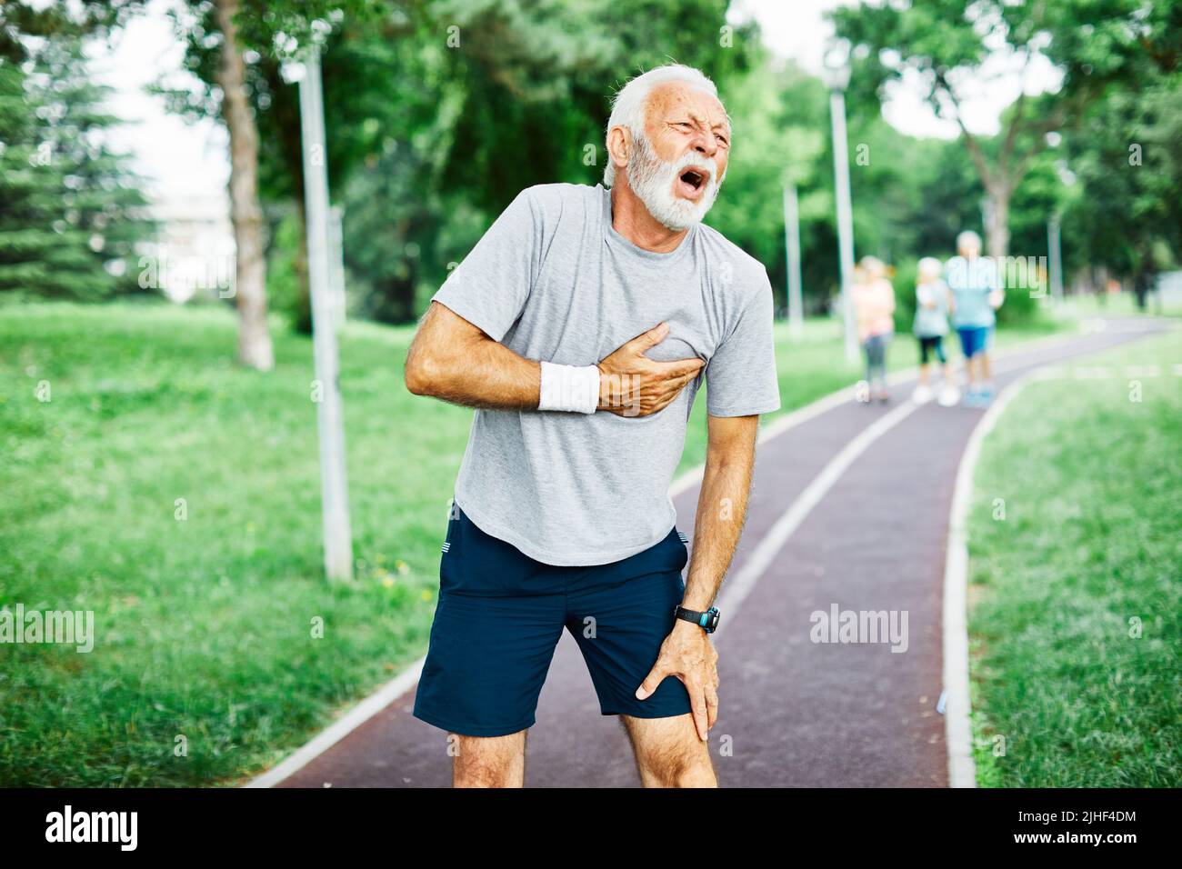 Älterer Mann läuft Sport Fitness Fitness Brustschmerzen Herzinfarkt Stockfoto