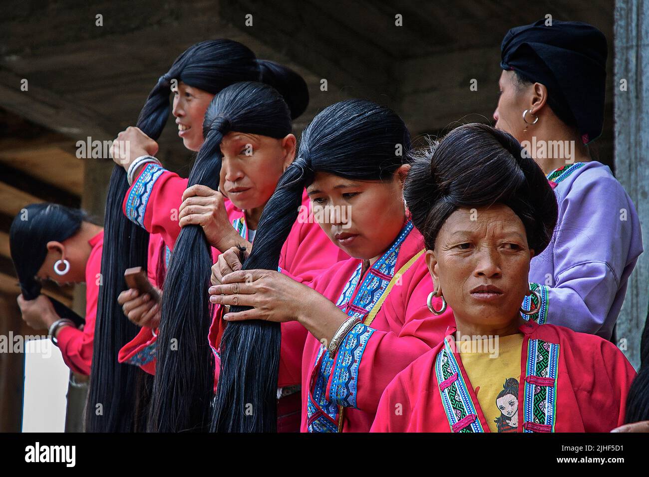 Eine Gruppe von Zhuang Frauen, die ihre langen Haare in Ping'an, Longsheng, China putzen. Stockfoto