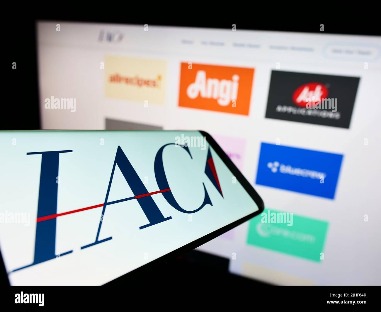 Mobiltelefon mit Logo des amerikanischen Medienunternehmens IAC InterActiveCorp auf dem Bildschirm vor der Website. Konzentrieren Sie sich auf die Mitte rechts des Telefondisplays. Stockfoto